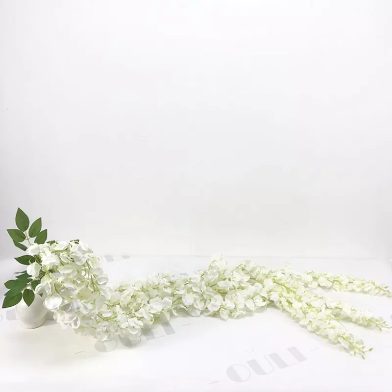 Baltos netikros Wisteria gėlės